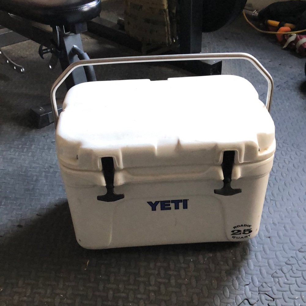 RARE - Yeti roadie 25 cooler